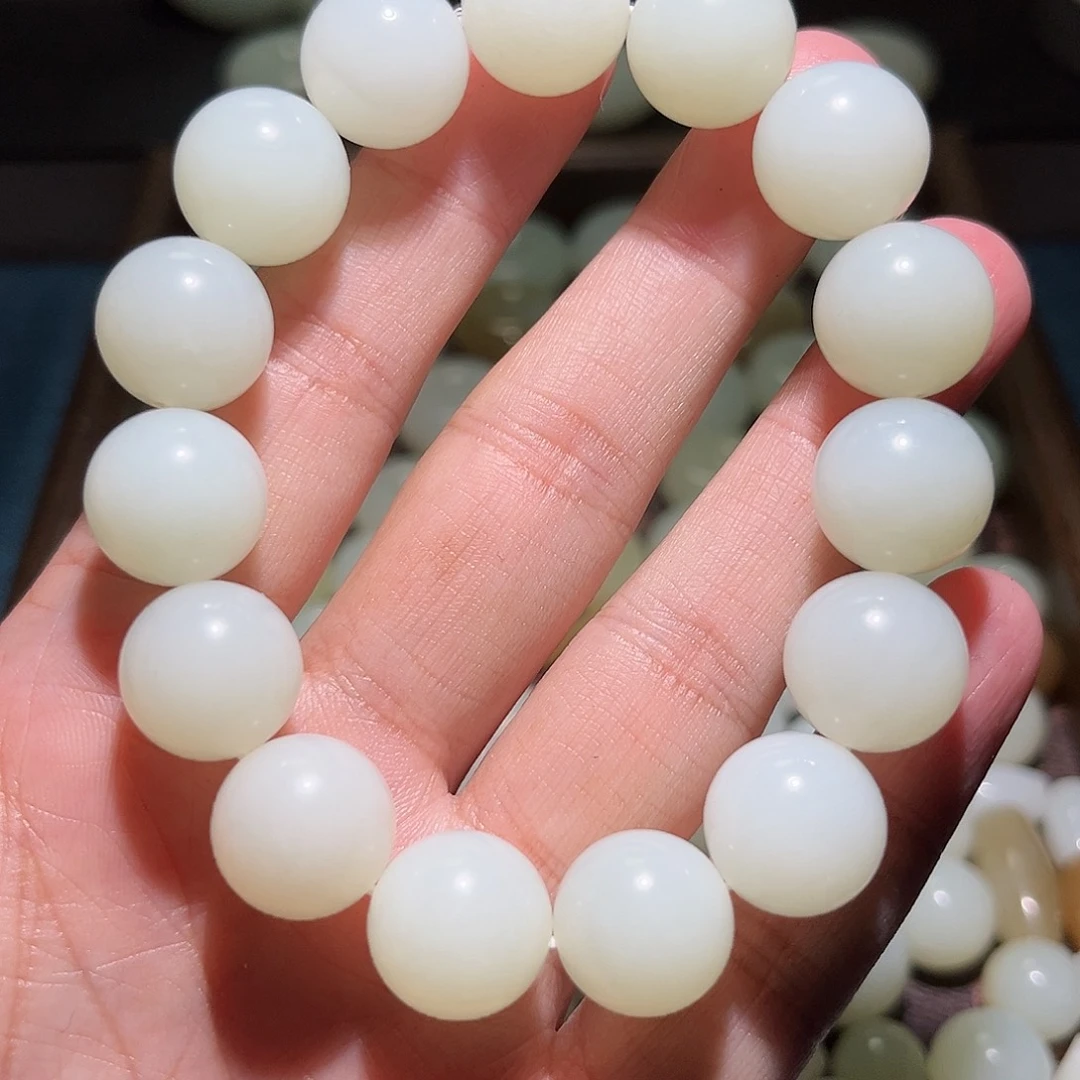 知***…和田玉未镶嵌颈饰