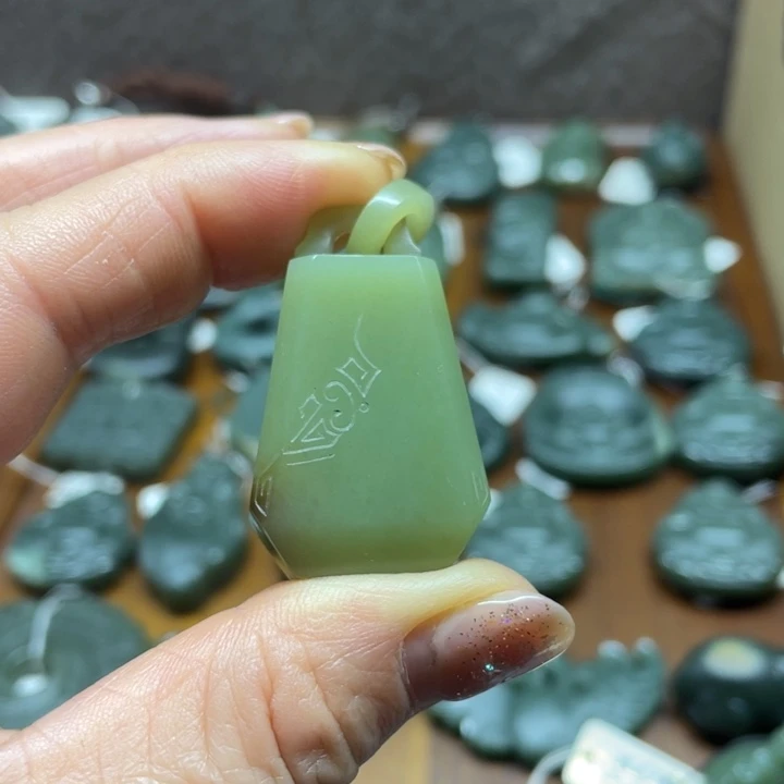 岫岩老玉（透闪石质玉）颈饰未镶嵌