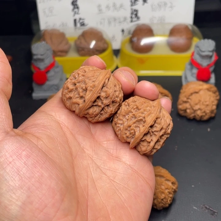 文玩核桃把件36毛毛虫50