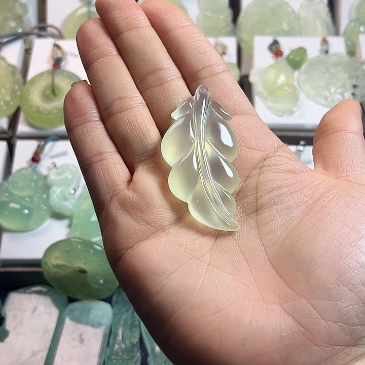 蛇纹石玉未镶嵌颈饰墨*薇