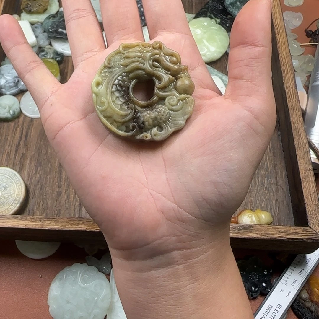 丘***南未镶嵌蛇纹石玉颈饰龙扣