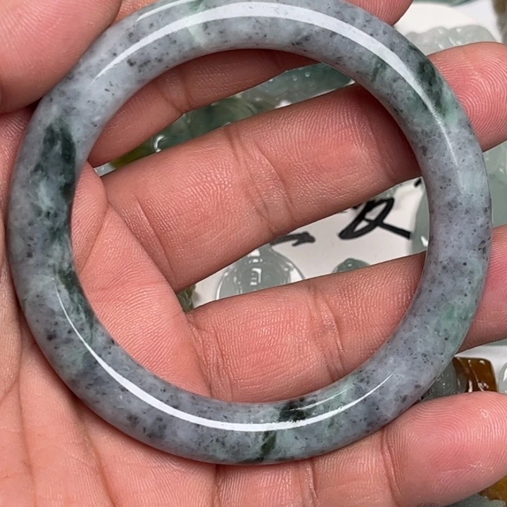 翡翠未镶嵌颈饰手镯