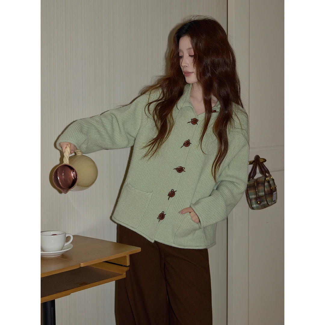 【吵吵家】绿色翻领加厚毛衣女2025冬季高级慵懒毛线衣长袖毛织上衣