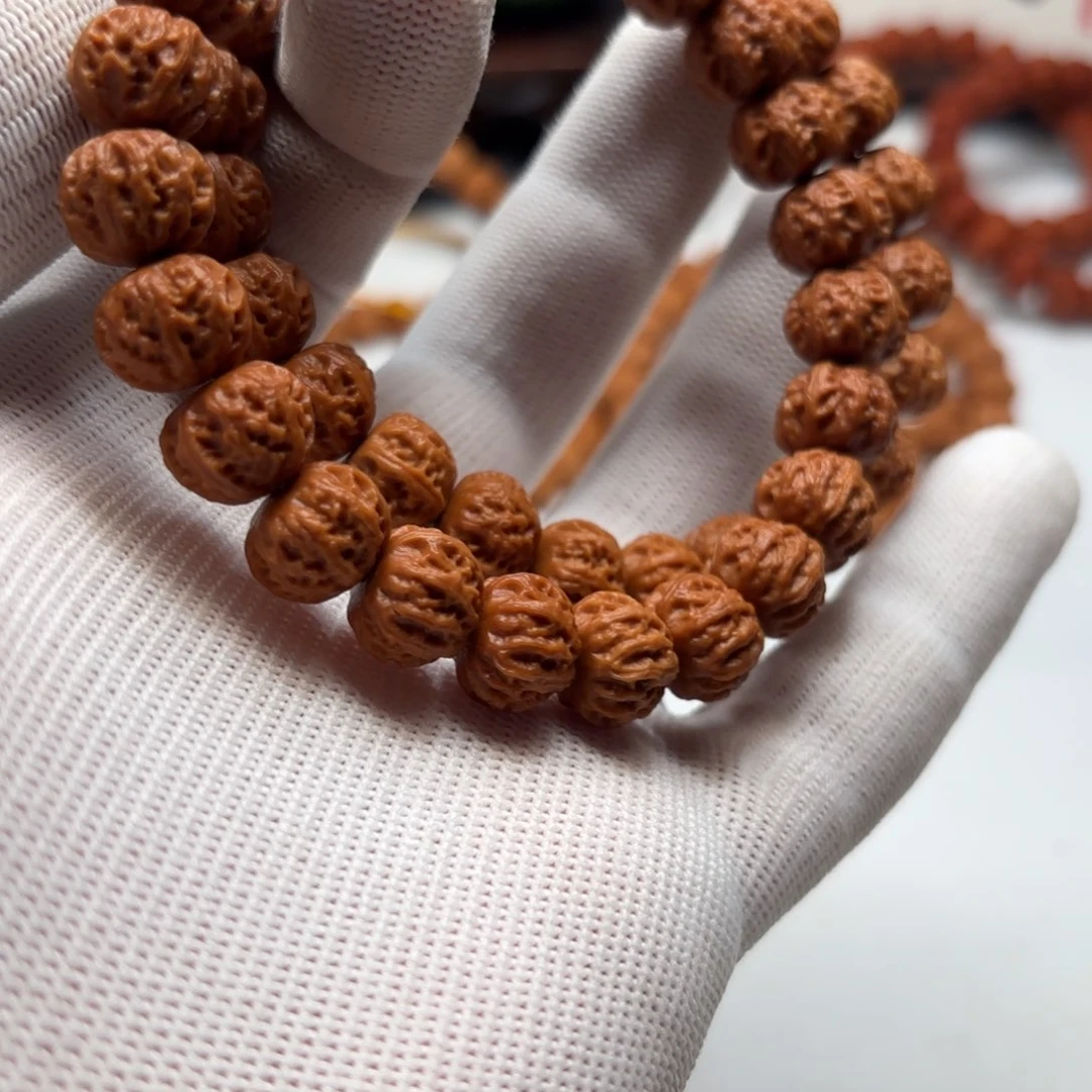 猴头核桃手串雕刻