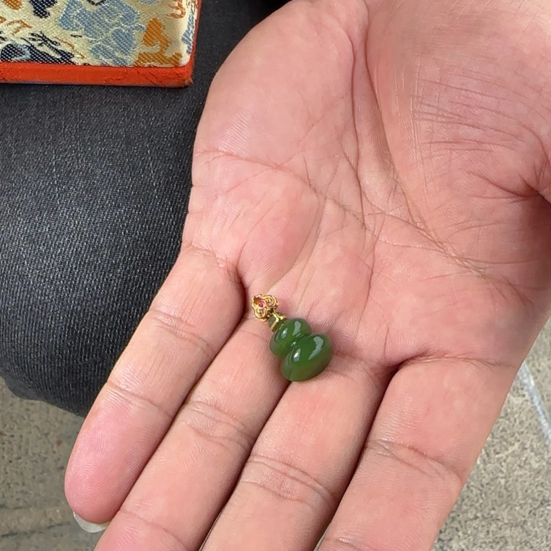 顺***儒和田玉18K金镶嵌颈饰