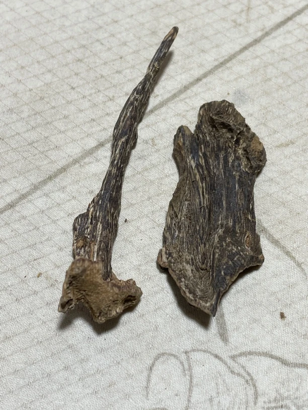 沉香树心包头香3.57克两个，尖峰好油香，黑亮丽，清香花蜜甜。