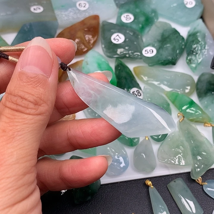 翡翠未镶嵌颈饰随型