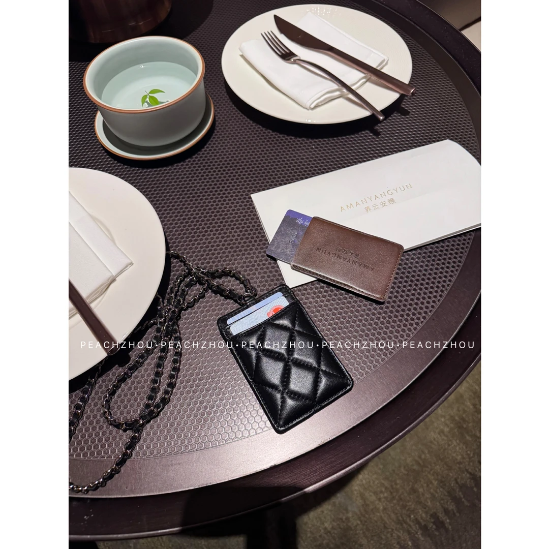 『PEACHZHOU』菱格绗线羊皮小香风皮穿链挂脖卡包洋气时髦精证件包