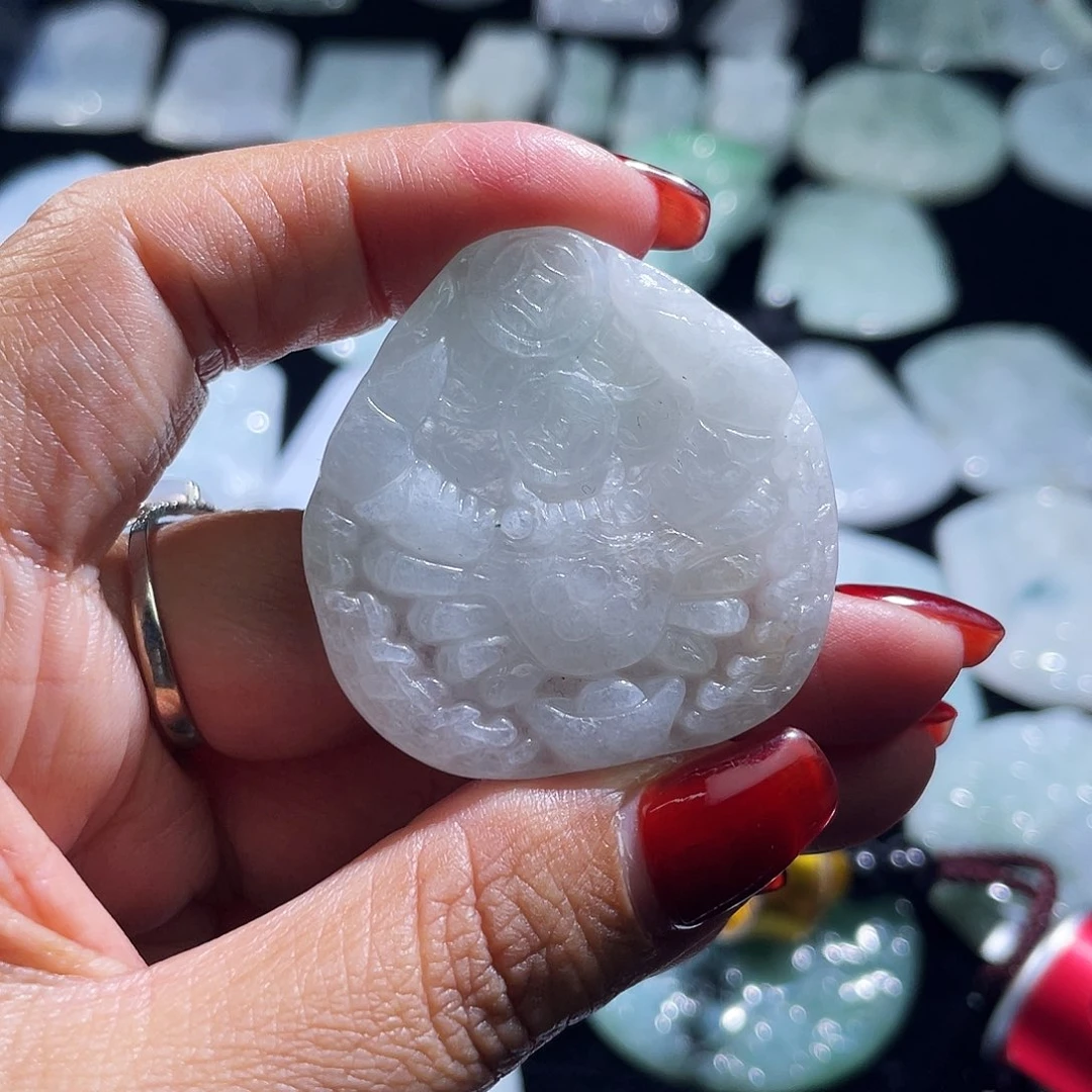 翡翠未镶嵌颈饰八方来财，包容