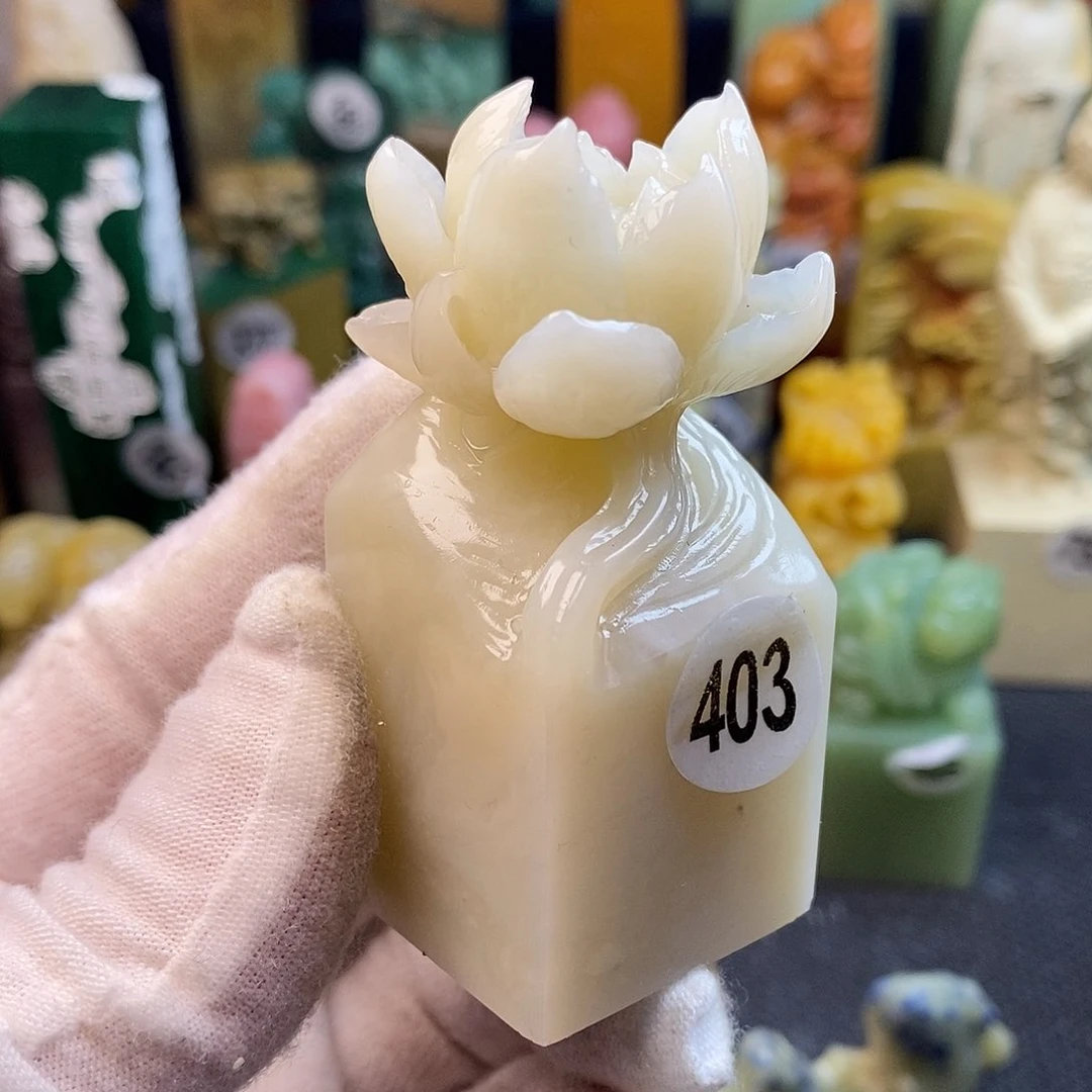 老挝石篆刻艺术家的作品