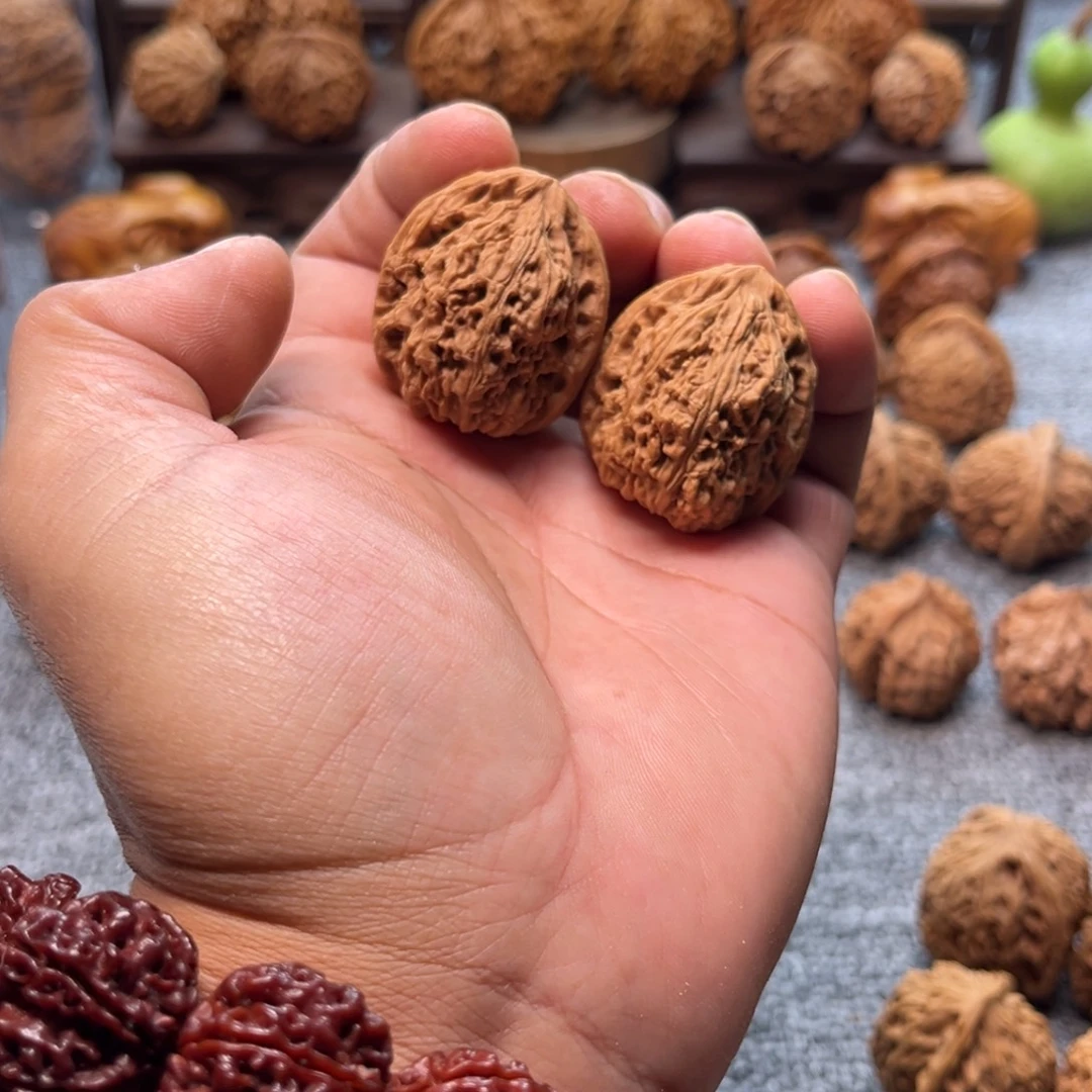 文玩核桃把件南疆手捻浮黄