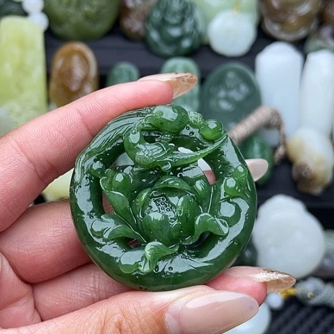 和田玉未镶嵌颈饰立*