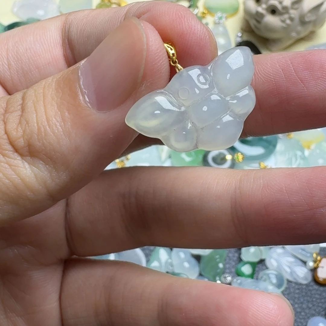 翡翠18K金镶嵌颈饰小蝴蝶