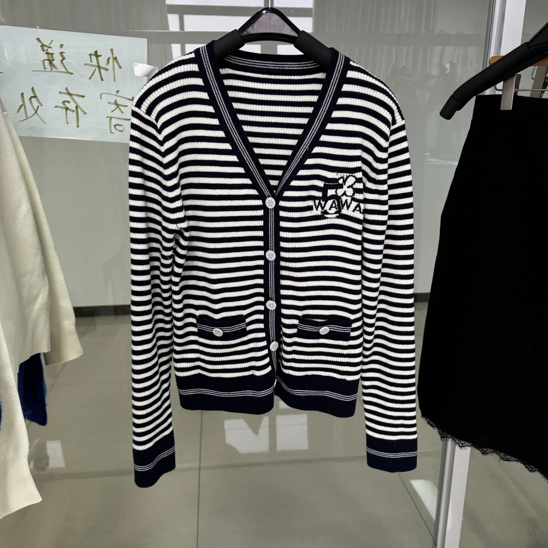 法式复古条纹单排扣洋气秋冬新款小众不规则独特减龄开衫上衣