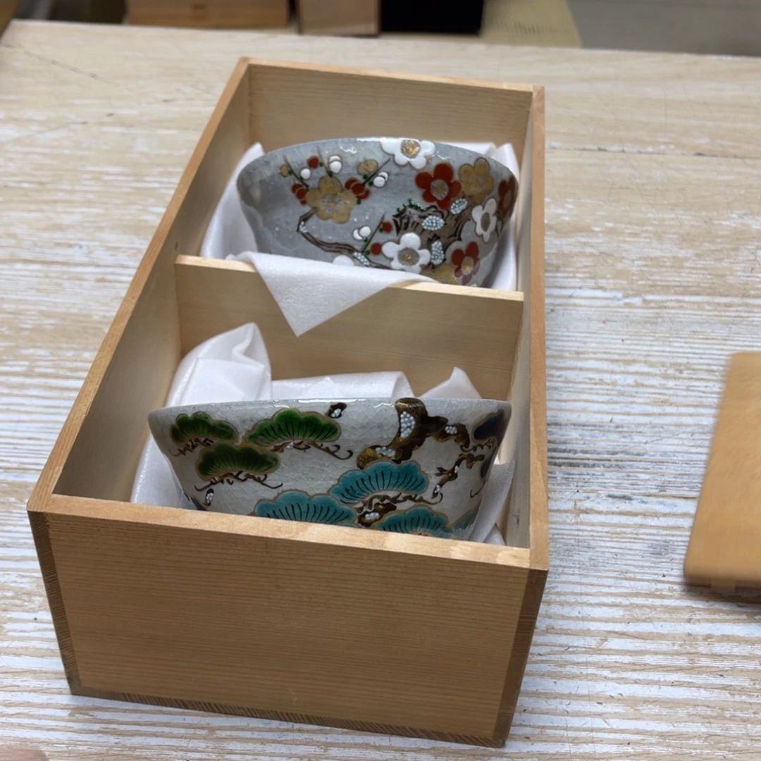 瓷片南**夷密密麻麻地排列着一个大