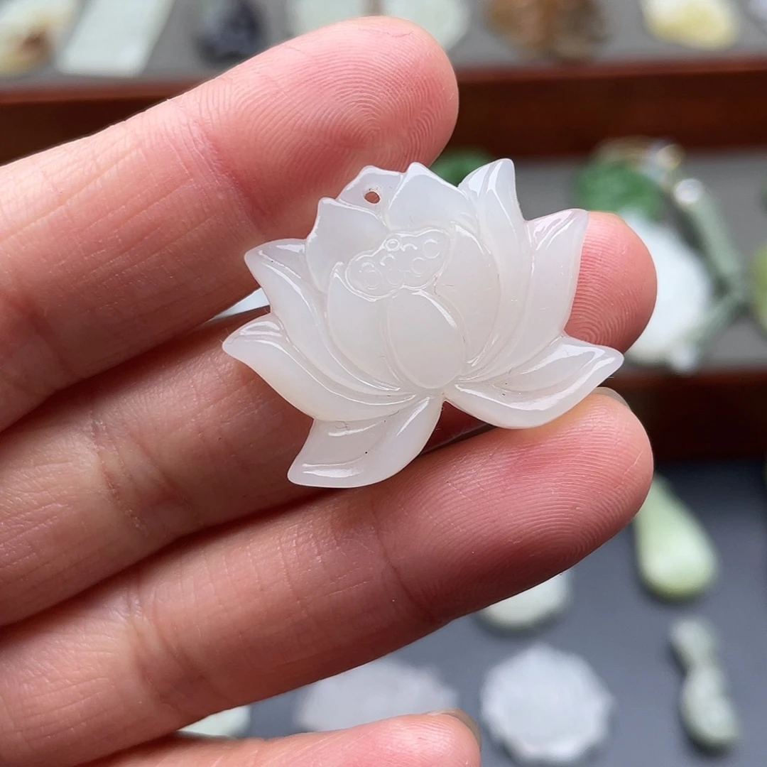 和田玉未镶嵌颈饰莲花吊坠