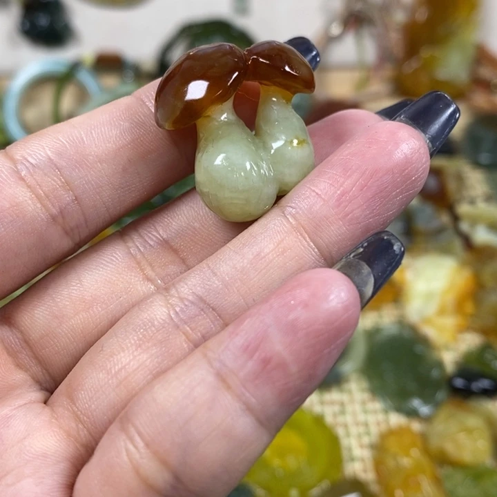 未镶嵌蛇纹石玉吊坠