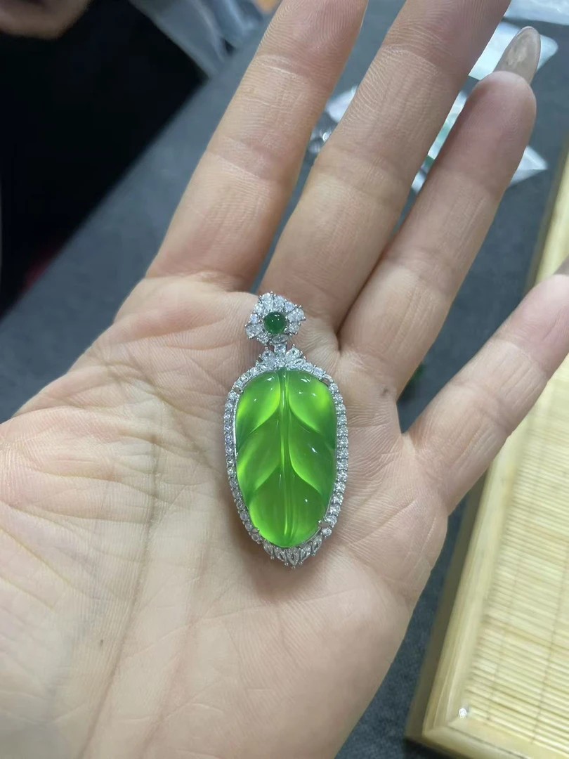 正品天然玉髓s925银满绿色金枝玉叶吊坠（送银链子一条）