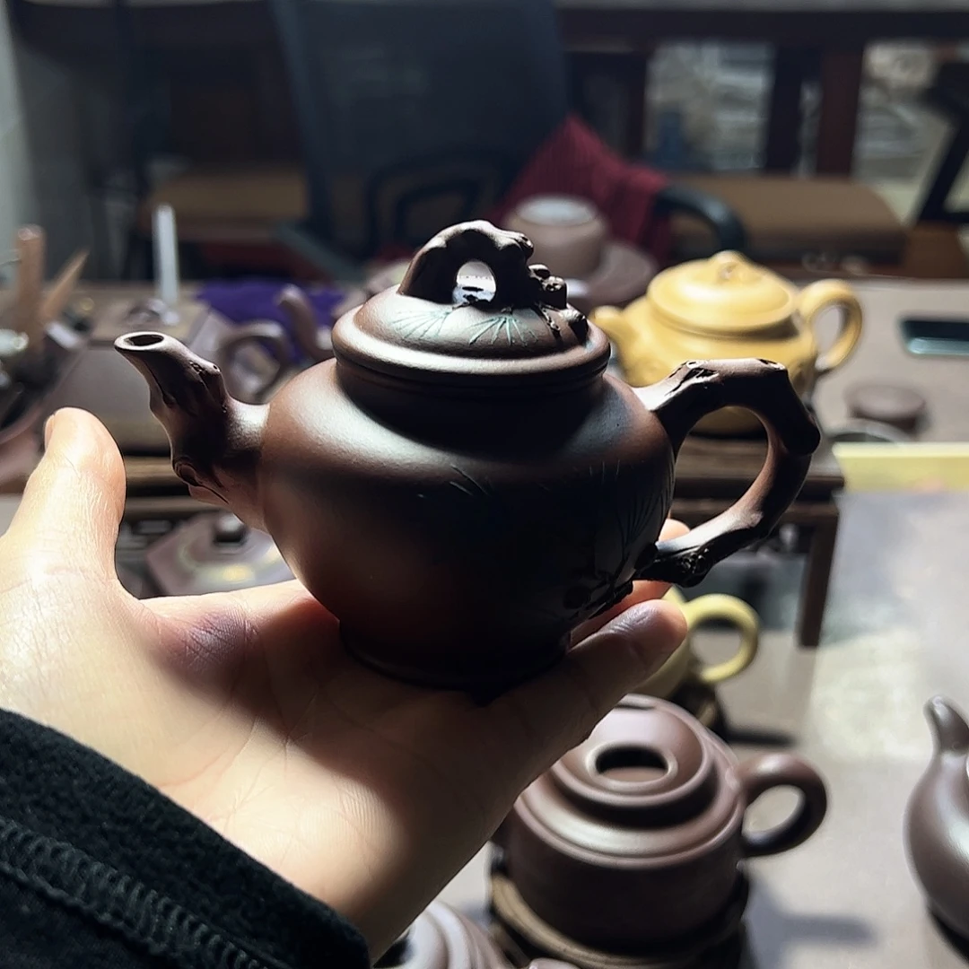 紫砂茶壶松报春壶