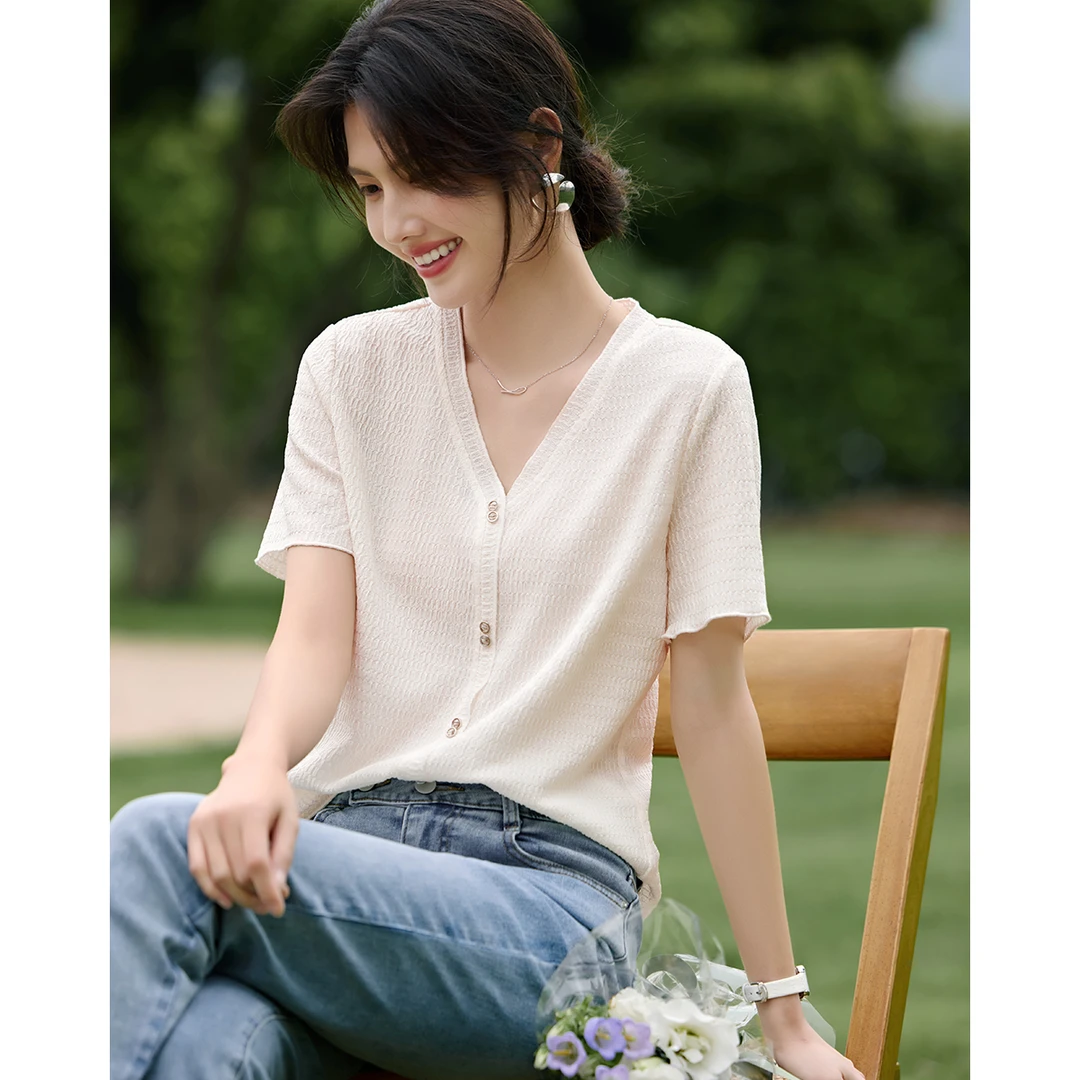XWI/欣未2025夏季柔软透气时尚气质简约v领肌理面料T恤09842