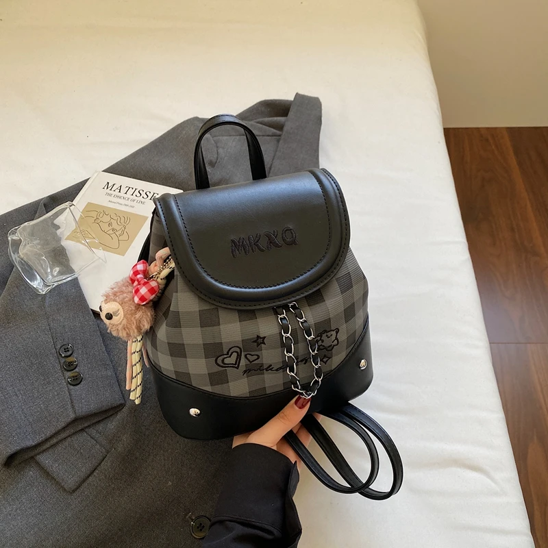 时尚高级感女式双肩包休闲百搭小众背包通勤外出旅行包小书包