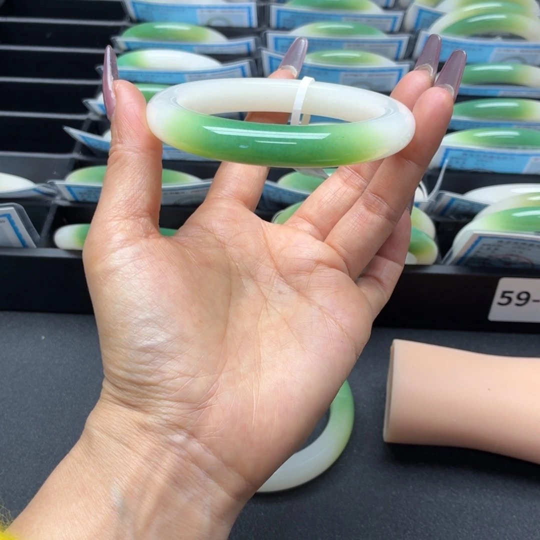 嗨****石英岩玉未镶嵌手镯