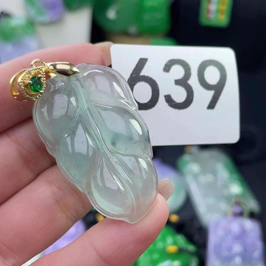 翡翠未镶嵌吊坠(赠链)