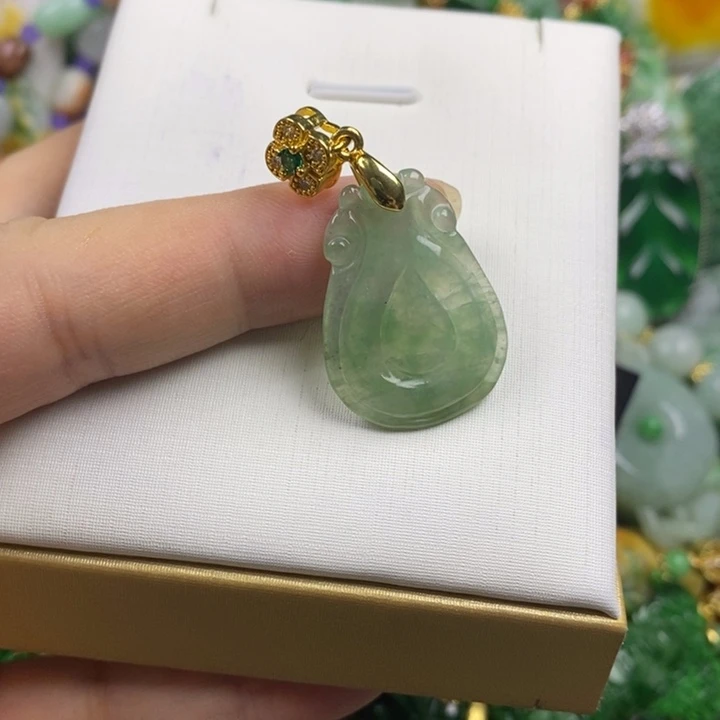 翡翠未镶嵌吊坠(赠链)