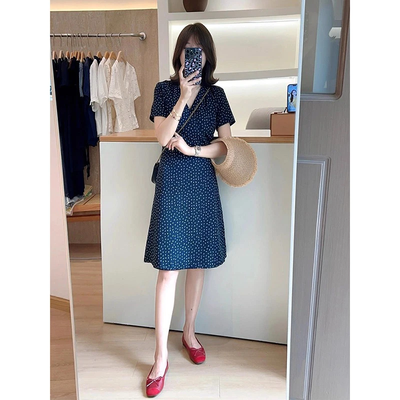 2025新款今年流行爆款小个子法式收腰藏蓝色碎花a字连衣裙子女夏