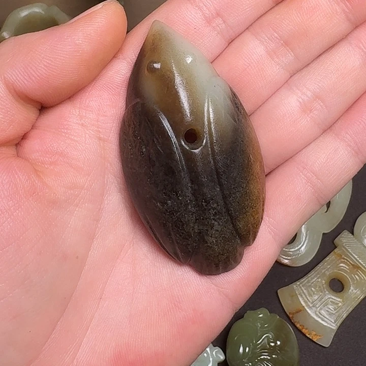 东***亮和田玉未镶嵌颈饰