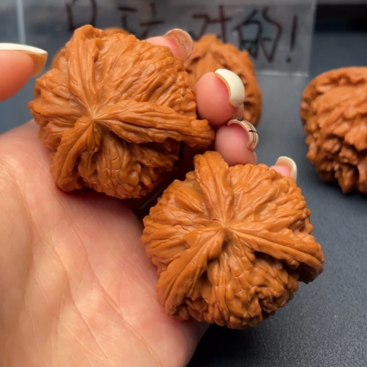 首***富文玩核桃吊坠白狮子