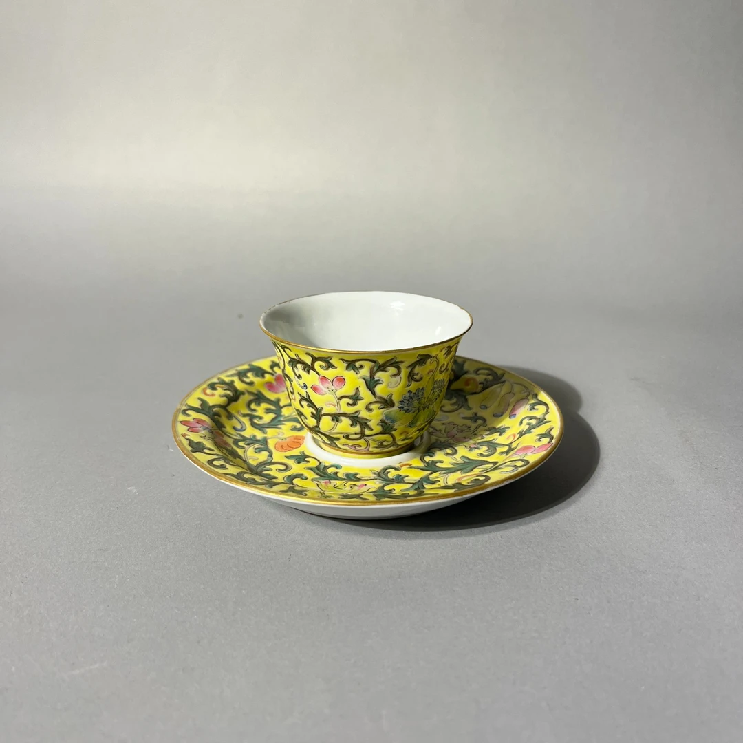 黄地粉彩缠枝莲纹杯碟