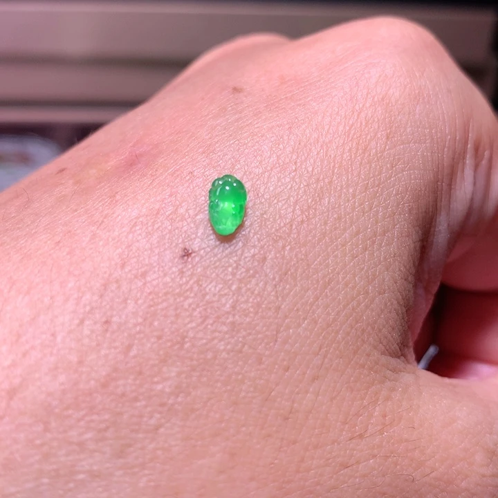 裸石翡翠甜阳绿小貔貅
