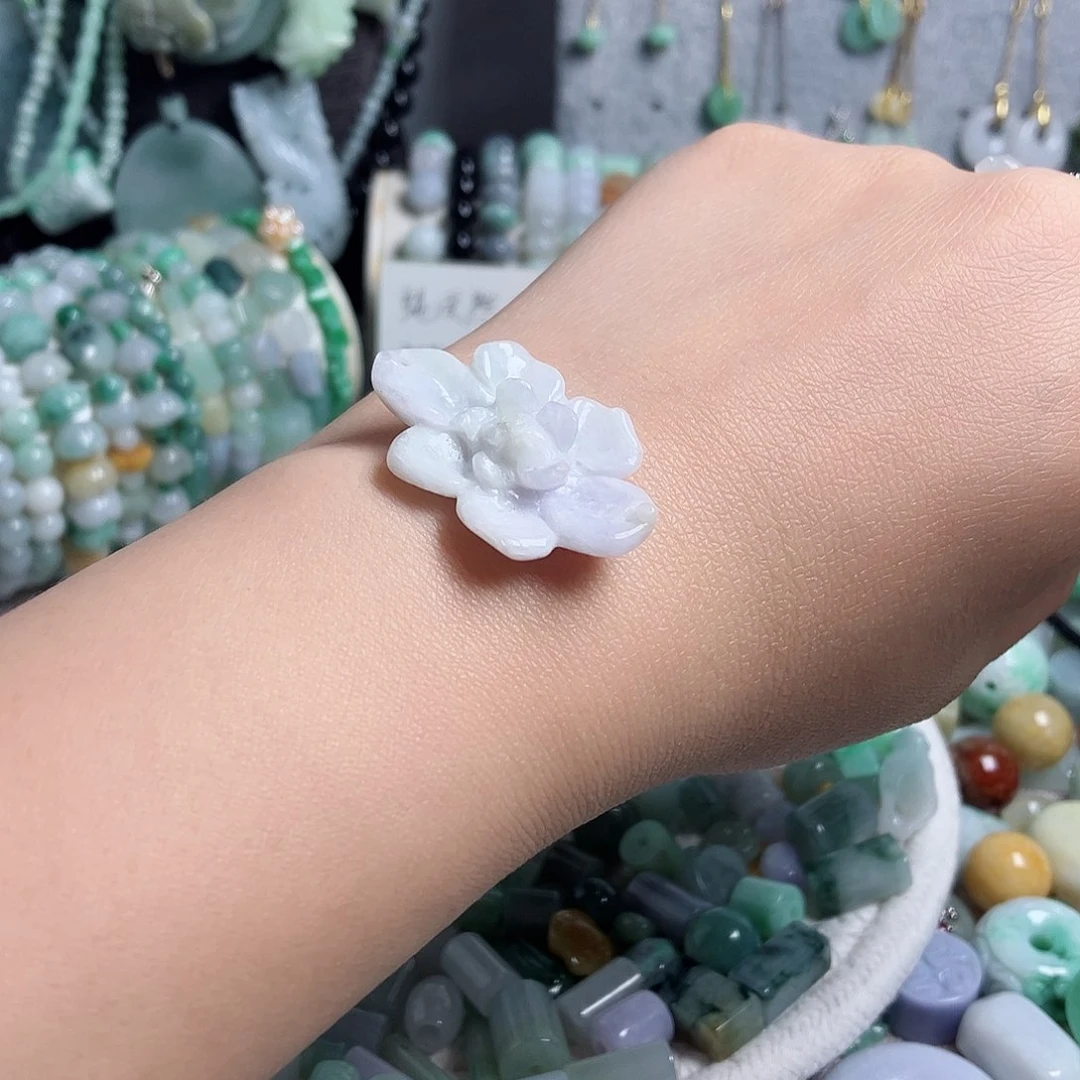 翡翠颈饰未镶嵌花手牌