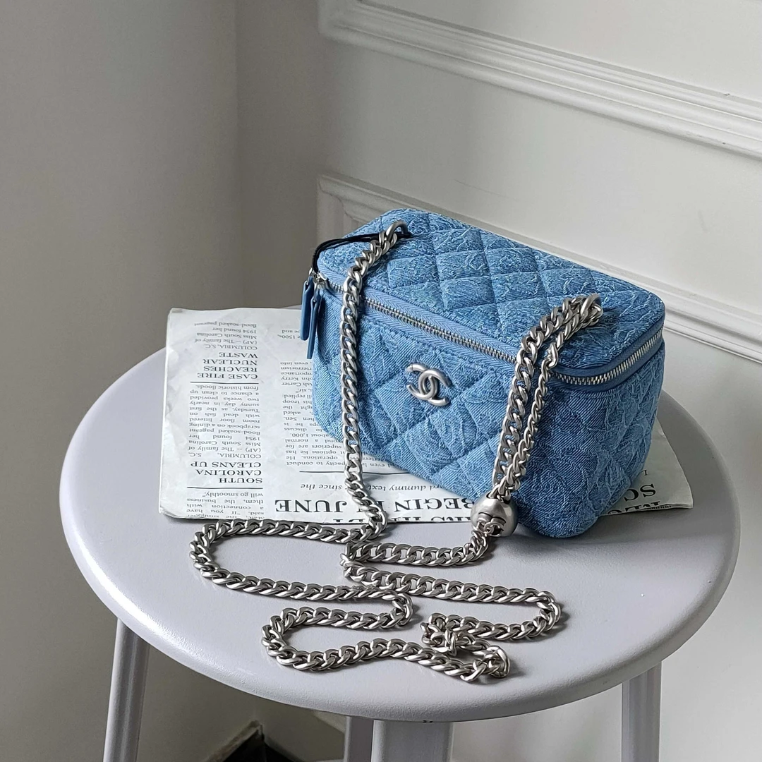 99新 Chanel/香奈儿 23P蓝色山茶花爱心调节扣长盒子斜挎包 39189