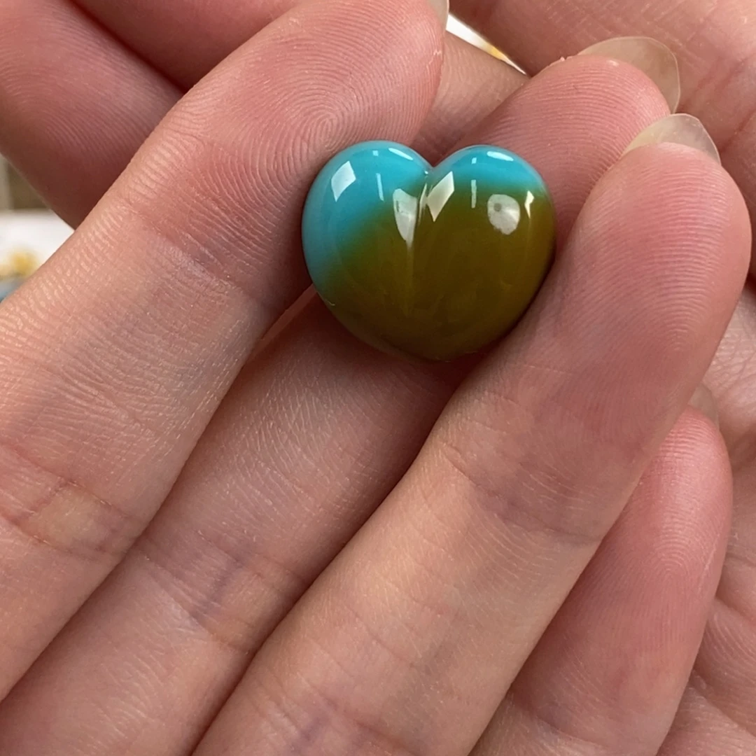 未镶嵌绿松石。爱心