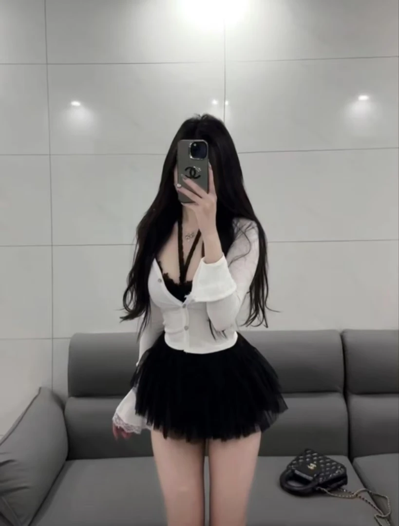 春季新款2025时尚性感纯欲白色上衣两件套+黑色半身短裙女高级感