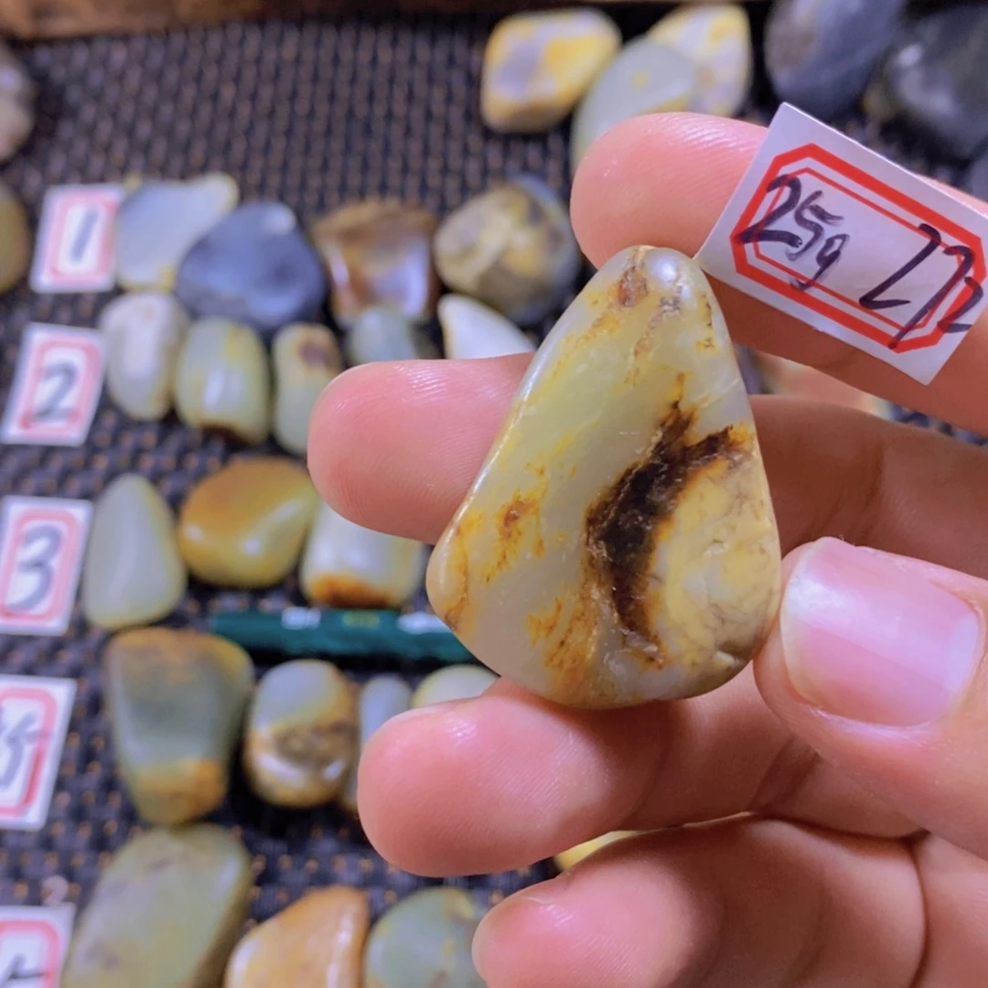 颈饰未镶嵌和田玉（糖玉）