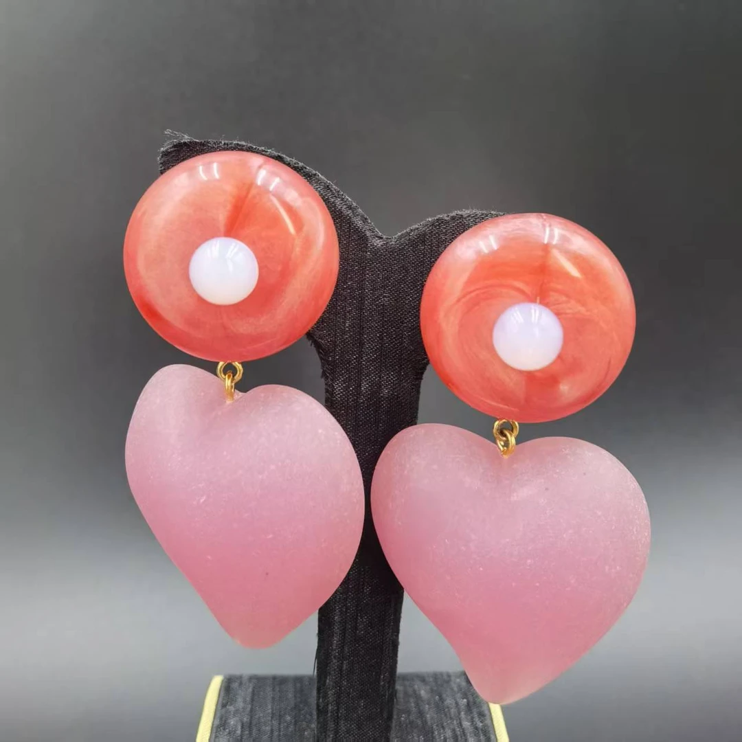 铜合金亚克力耳饰 【伊琳甄选】桃心扫肩耳夹