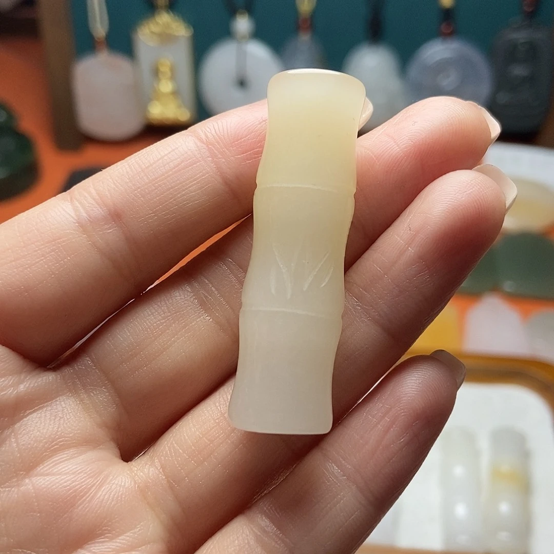 颈饰未镶嵌石英质玉