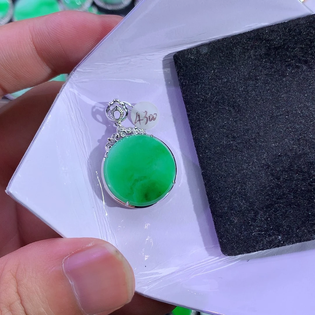 翡翠18K金镶嵌吊坠(赠链)