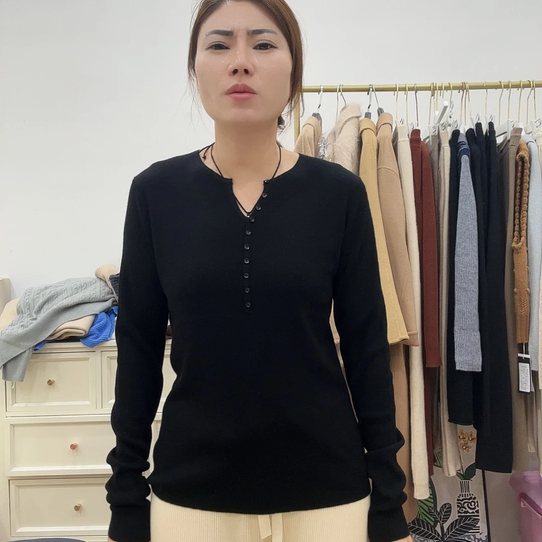 黑色精纺羊绒亨利打底衫