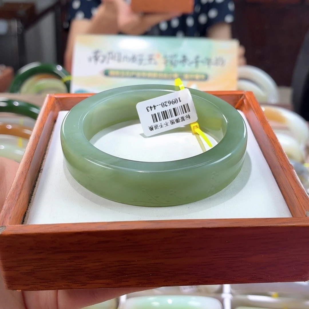 和田玉手镯未镶嵌12。 56