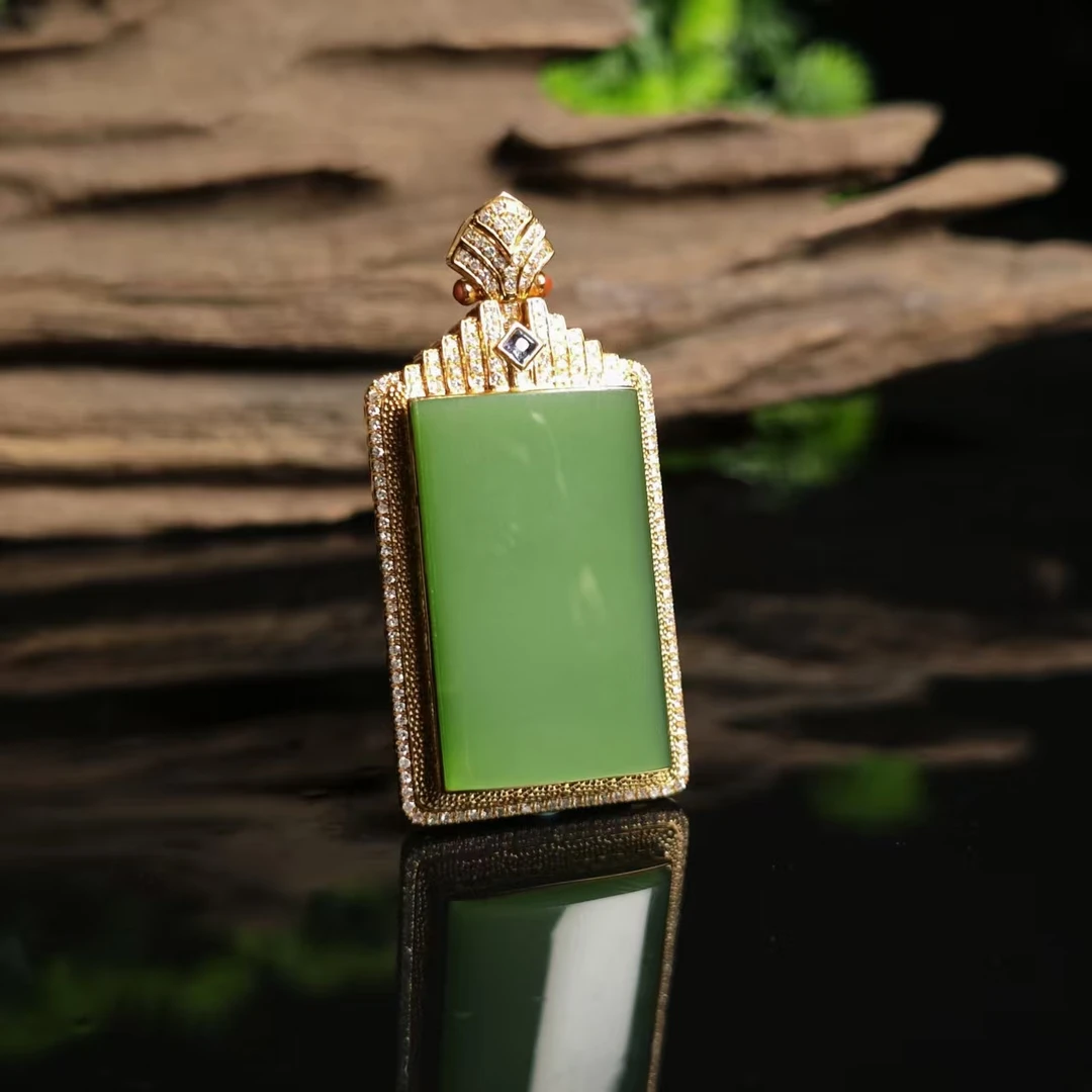 lot6573 18k豪镶阳绿无事牌 和田玉碧玉 47*23*8.9mm 15g