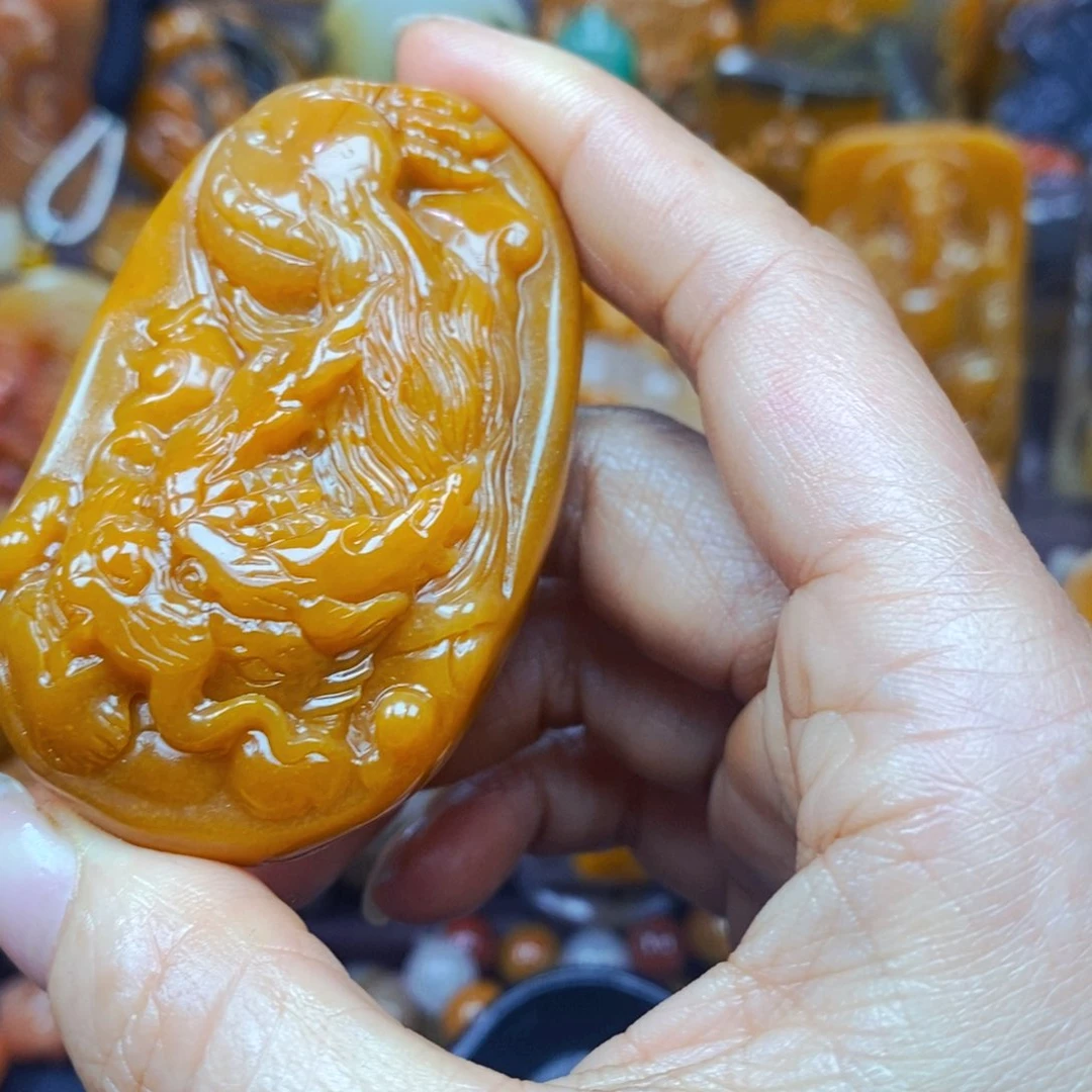 未镶嵌石英质玉（黄龙玉）颈饰