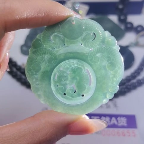 翡翠颈饰未镶嵌天然的A货翡翠多样性发货