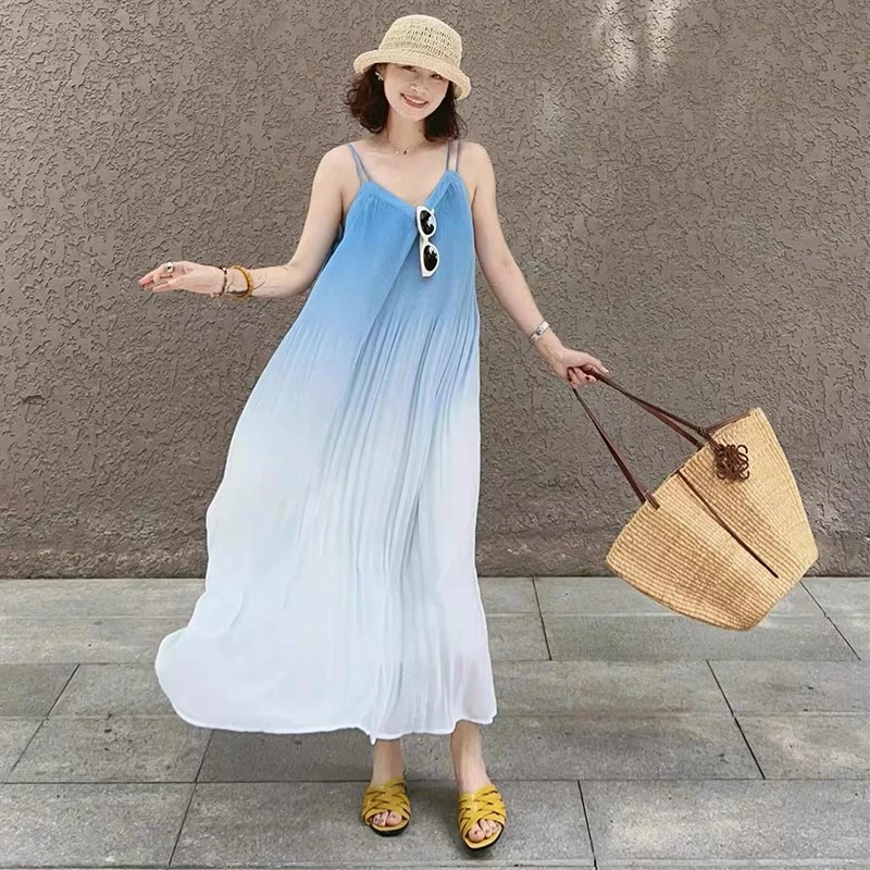 法式海边度假风宽松百褶飘逸长裙夏季气质温柔蓝色渐变吊带连衣裙
