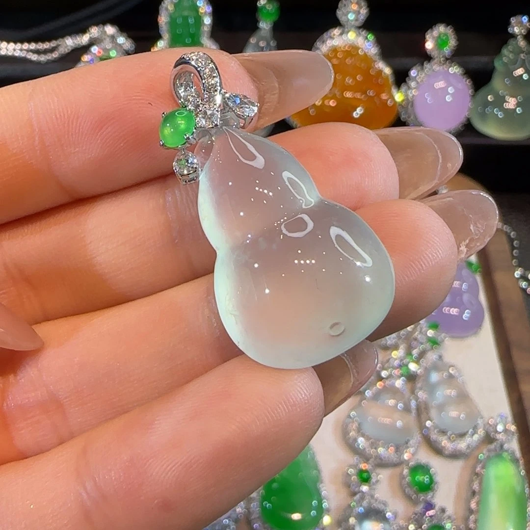 翡翠18K金镶嵌颈饰葫芦