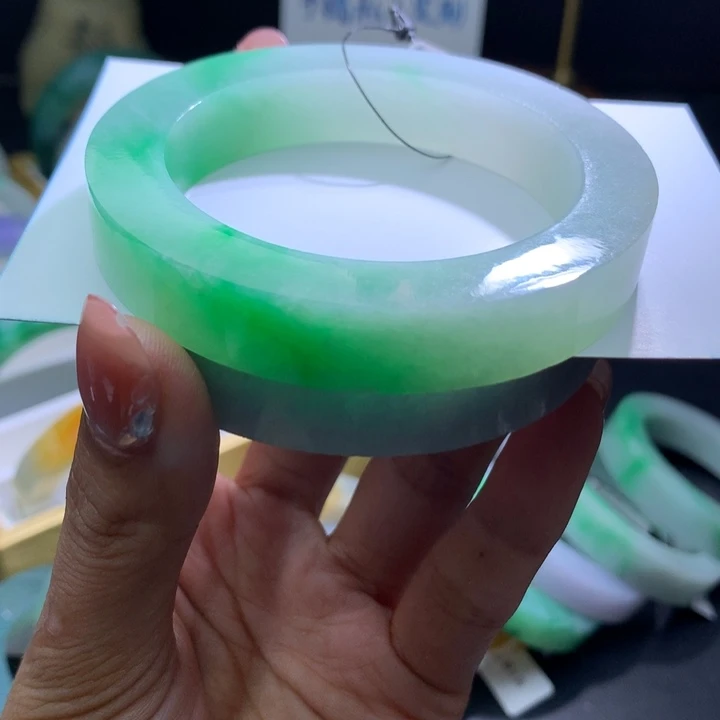 未镶嵌翡翠手镯定制翡翠