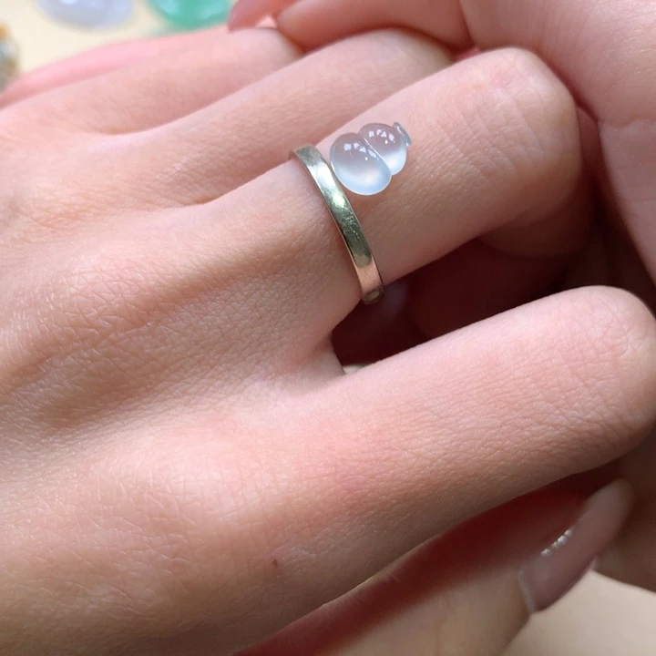 翡翠未镶嵌颈饰葫芦